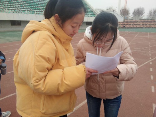 e1c98721fe204cbbb853946045da30e9.jpg 志愿者协助参赛者答题.jpg