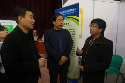 91成人
领导深入洽谈会现场