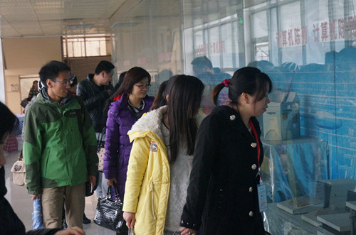 与会单位人员参观91成人
实验室