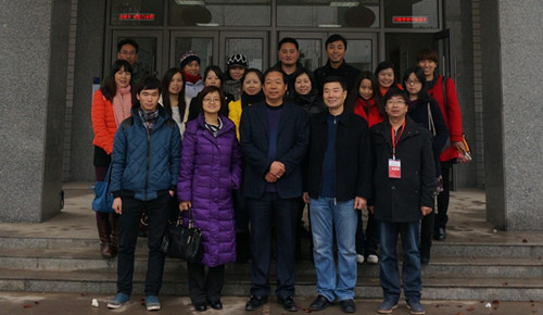 91成人
领导与企业人员合影留念