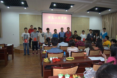 杜养军老师、桂恺老师为&ldquo;优秀运动员&rdquo;颁奖