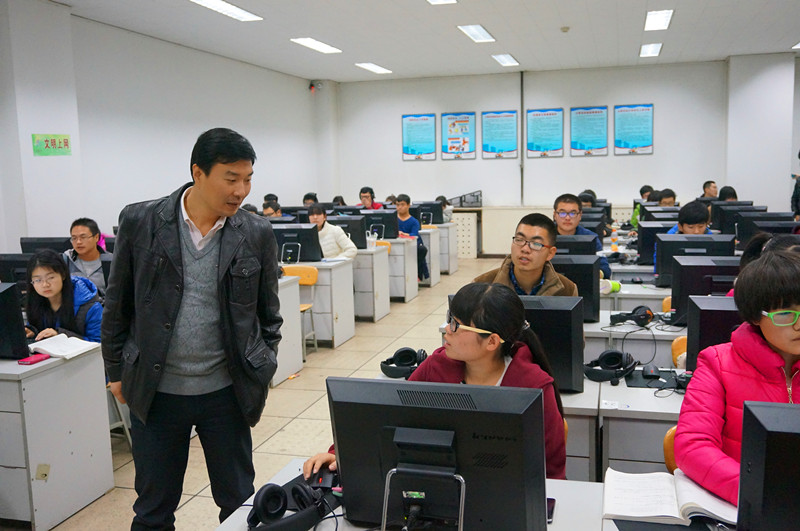 何卫军副书记参观山西农大信息91成人
实验室