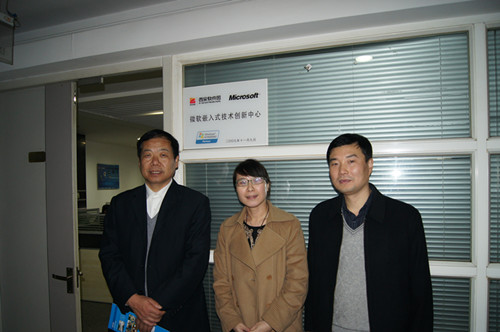 91成人
领导会见西安深蓝软件开发实践基地张宝萍经理并合影留念