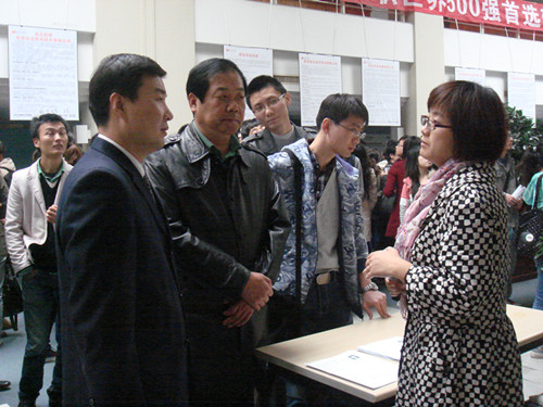 91成人
领导深入招聘会现场