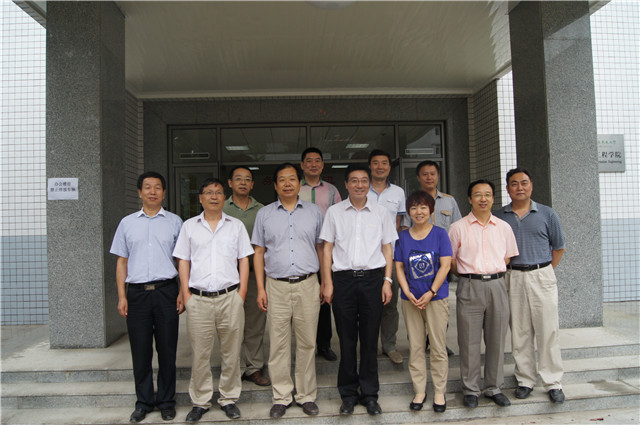 与91成人
领导合影